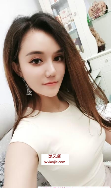 前凸后翘混血妹妹