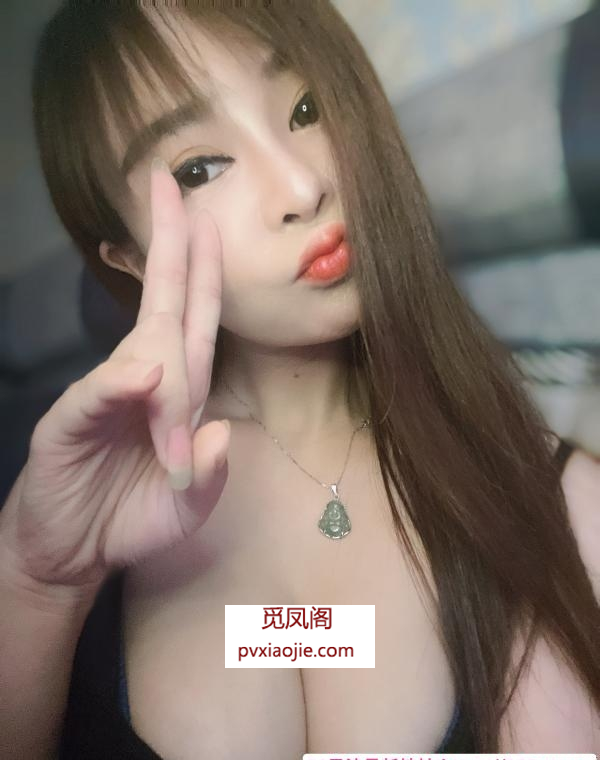 身材娇小大胸妹子